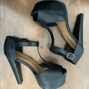 Breckelle’s black open toe heels size 8